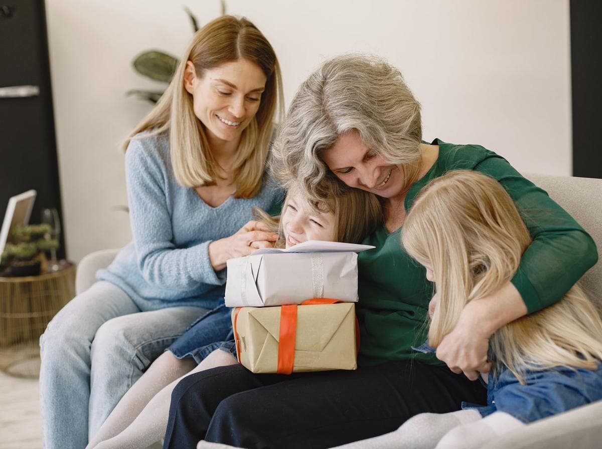Une grand-mère et ses petits-enfants ouvrent le paquet du livre.