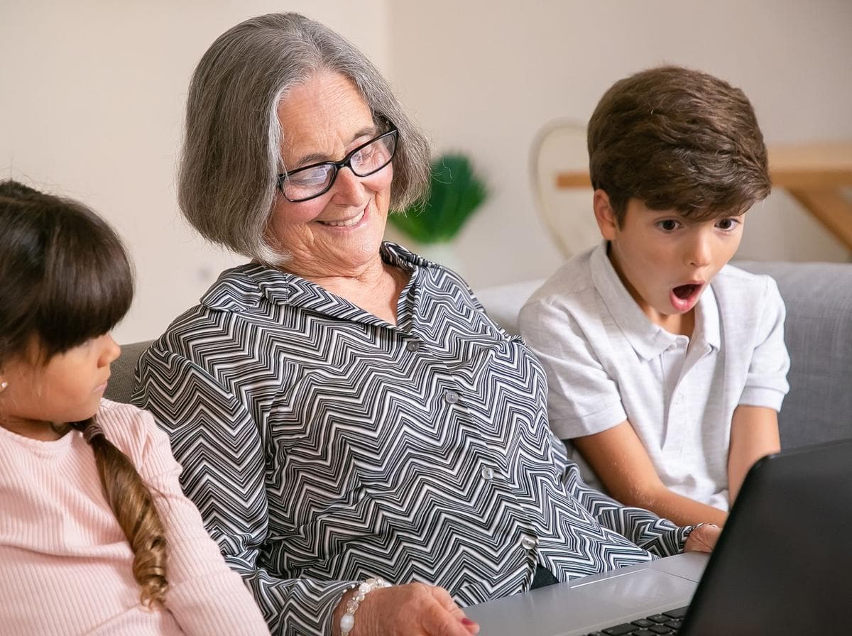 Une grand-mère et ses petits-enfants découvrent la version en ligne.